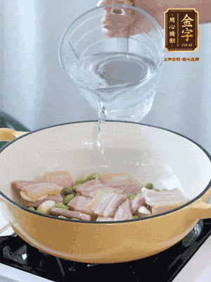倒入熱水，加絲瓜、腐竹