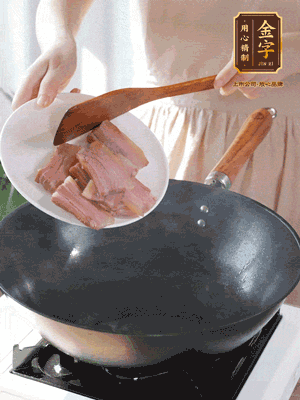 豬油熱鍋，下咸肉煸香，再下蔥姜提鮮