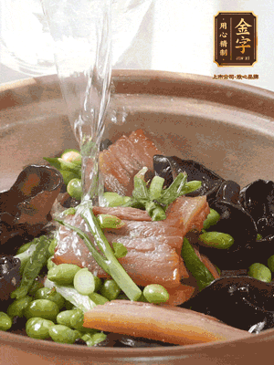 轉(zhuǎn)入砂鍋，加入開水、百葉結(jié)燉煮10分鐘