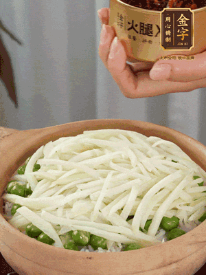 到水微干，放上豌豆、茭白絲。
