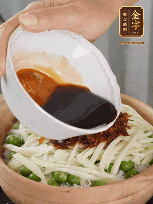 繼續(xù)小火燜3分鐘，淋上XO醬攪拌均勻。
