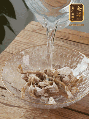 筍干提前泡發(fā)1晚切段，冬瓜去皮切塊。