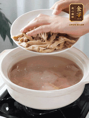 再下筍干段，加水、少許黃酒中火燉煮15分鐘。