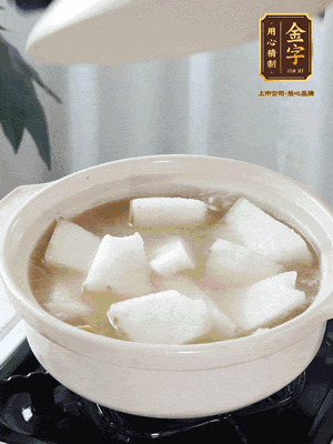 最后下冬瓜繼續(xù)燉煮10分鐘，撒上蔥花點(diǎn)綴。