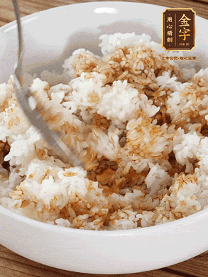 隔夜米飯加入生抽、芝麻油攪拌均勻