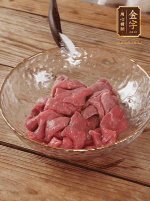 牛肉切丁，加黑胡椒海鹽、橄欖油腌10分鐘