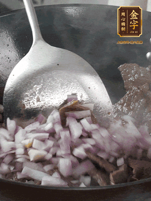 橄欖油熱鍋，牛肉丁炒至焦香狀態(tài)，下洋蔥丁翻炒出香味