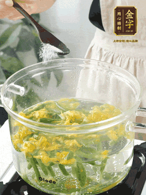 水開后，加鹽、黃瓜花焯水30秒