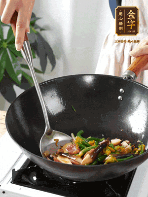 煸香蒜末，下香腸翻炒均勻，再依次下雞縱菌、黃瓜花