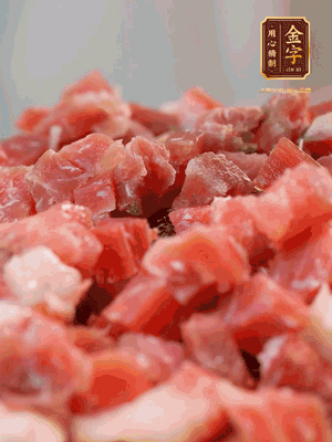 做月餅餡 火腿切成小丁，溫水浸泡5分鐘，上鍋蒸熟15-20分鐘，再將火腿丁、白砂糖、蜂蜜攪拌腌漬2小時(shí)
