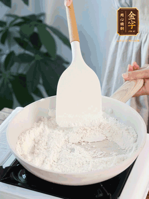 面粉小火翻炒至呈微黃色熟透面粉小火翻炒至呈微黃色熟透
