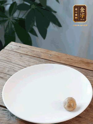 做水油皮、油酥 將油皮材料放入料盆中，加100ml水?dāng)嚢璩裳┗ㄆ瑺?。在案板上反?fù)揉搓成有一定筋度的光潔面團(tuán)，搓成14個(gè)團(tuán)子。
