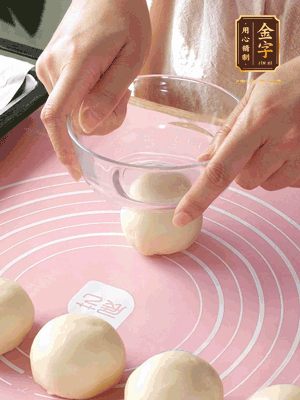 按扁后搟成圓形面皮。餡料放在面皮中心，把餡料包緊，捏緊收口