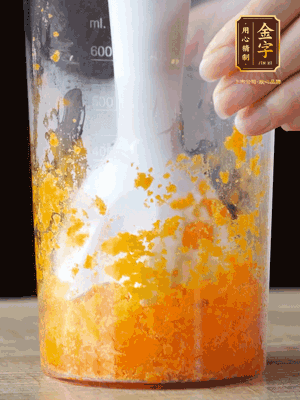 加玉米油、水怡、水揉搓成細(xì)膩的面團(tuán)。松弛半小時(shí)后，分成37g一個(gè)