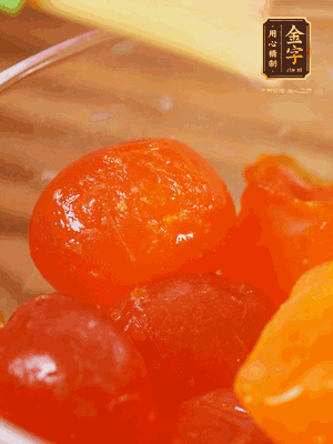 咸蛋黃噴白酒，170℃烤10分鐘。打碎過(guò)篩