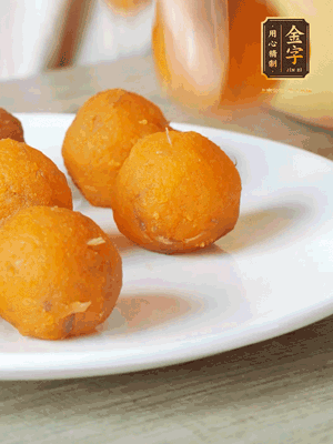 融化的黃油、芝士粉攪勻，加糖粉、蛋液、淡奶油、咸蛋黃攪勻，再加入玉米淀粉、奶粉拌勻，用不粘鍋炒至抱團(tuán)