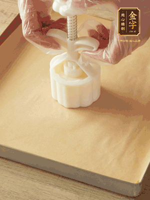 取一個(gè)面團(tuán)，捏扁，中間厚，四周薄?；⒖谕贤?，直到收口，把餅胚放入模具里，壓2-3下