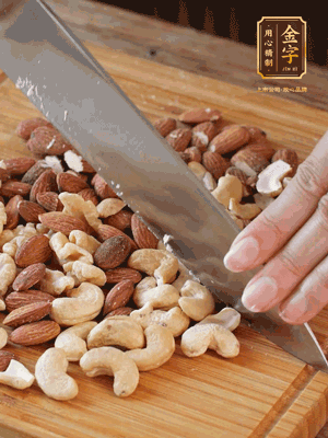 熟堅果切成大顆粒，加入杏仁片、白芝麻、火腿絲、熟糯米粉、玫瑰花醬、花生油、水怡攪拌均勻，捏成52g一個的小球