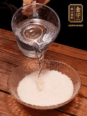 大米提前浸泡30分鐘。干香菇泡發(fā)切成條；蝦米提前浸泡2小時(shí)