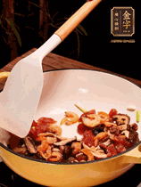 蔥白、干香菇、蝦米、香腸片略微翻炒才出香味，然后倒入料汁（生抽3勺、蠔油2勺、胡椒粉少許）、大米拌勻