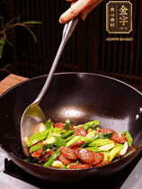 油熱下香腸炒至兩面微焦，下姜蒜、干辣椒、小米椒碎爆香