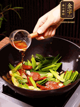 下蒜苗炒軟，沿鍋邊烹入一勺料酒，加醬油、蠔油、白糖調(diào)味炒勻