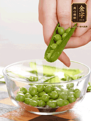 處理食材，藕切片，豌豆剝殼，菱角剝殼， 依次焯水