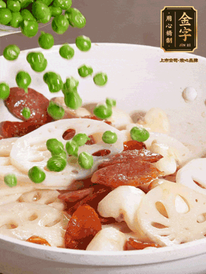 熱油下鍋，爆香香腸