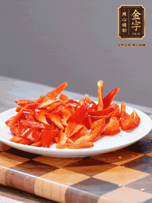 藕帶洗凈，斜切成小段備用、姜切絲、蒜切片、辣椒斜切，再切少許蒜