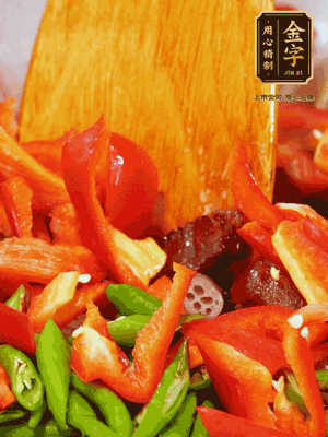 油熱后放入蒜末，下醬油肉煸香