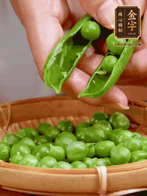 甜豆去殼，剝出甜豆米。百合小心剝成片。