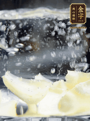 燒開一鍋水，甜豆米、百合燙10秒