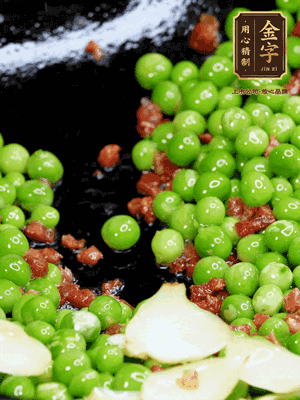 鍋內少許油，下火腿煸香，再下甜豆米、百合翻炒，少許鹽、一點水煮到收干