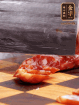 處理食材：香腸切片，土豆切塊、胡蘿卜切丁、豆角切段