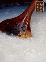 大米淘洗干凈，水開(kāi)放入大米，煮3分鐘，煮到用手可以掐斷大米，撈出瀝干備用