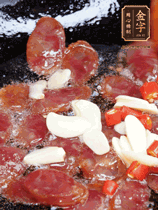 香腸煸香，加大蒜、小米辣增加香味