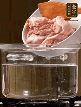 麻鴨切塊，冷水下鍋，加蔥姜、料酒焯水。撈出溫水洗凈