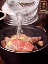 所有食材放入電飯鍋，加2勺料酒，足量的開水，按煲湯鍵煮湯