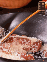 咸肉香腸下鍋煸出油脂香味，倒入洗凈的大米攪拌