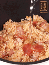 一起放入電飯鍋，加入剛好沒過食材的水。