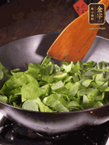 上海青切碎，用豬油炒到半熟