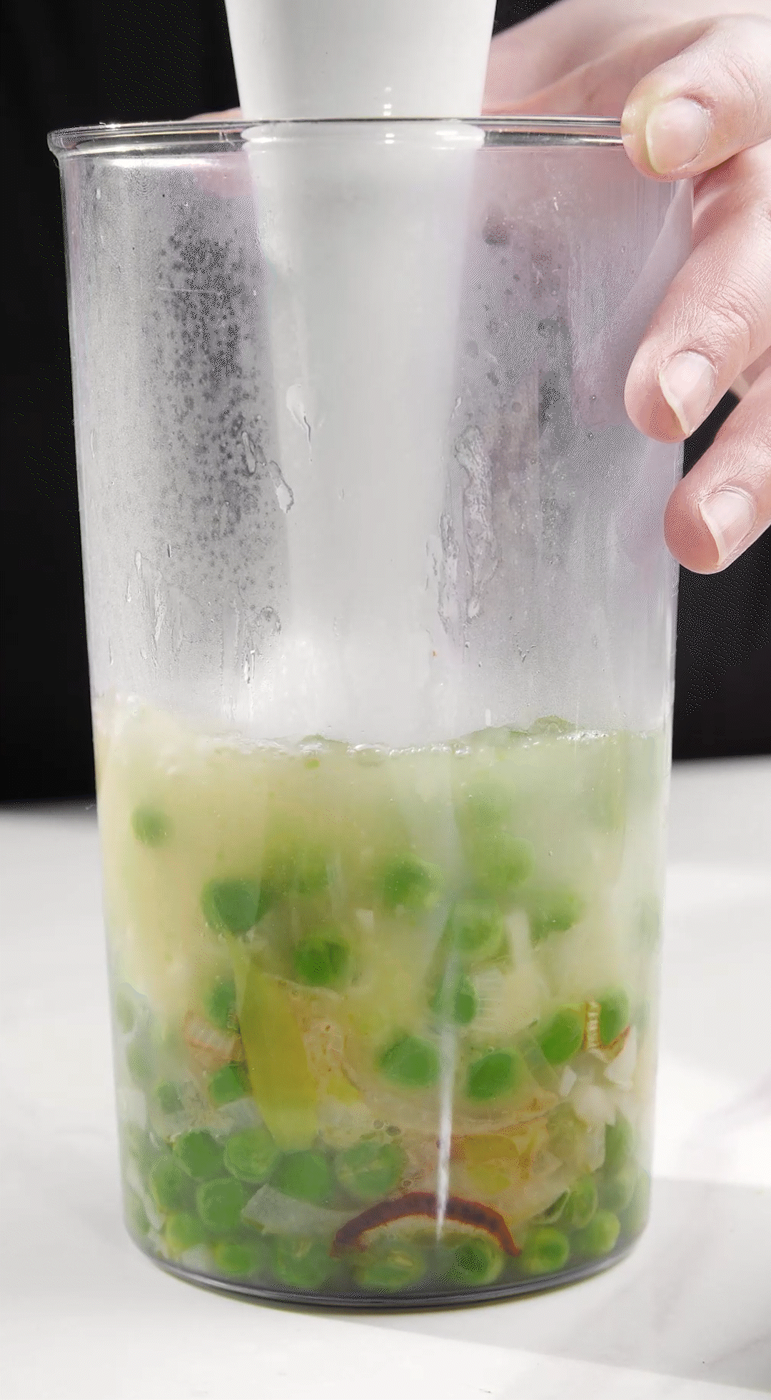 炒好的蔬菜+高湯或熱水，倒入破壁機攪打細膩絲滑即可。