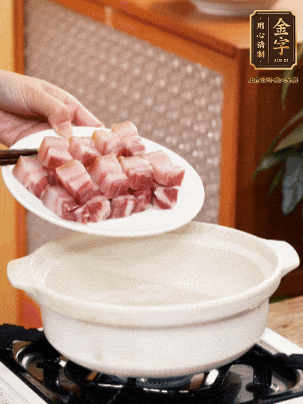 鍋內(nèi)倒油，下咸肉微微煸炒，再放排骨炒一下