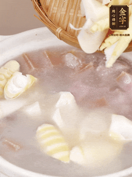 小火燉20分鐘后，放入春筍燉15分鐘