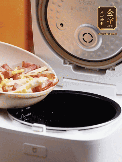 和洗凈的大米一起倒入電飯煲，攪拌均勻。水剛好沒過大米