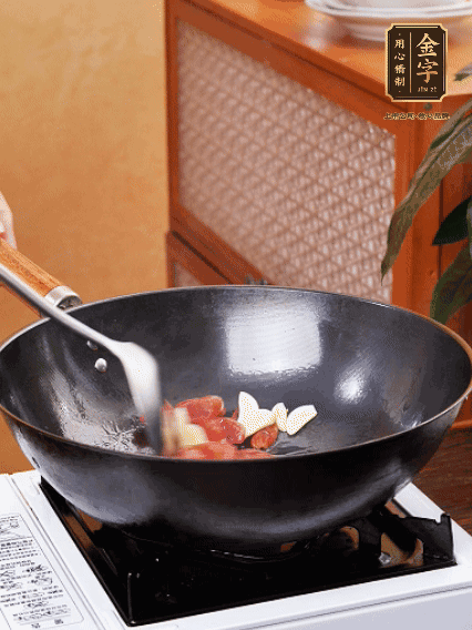 熱油，香腸微微煸出香味，加蒜片、小米辣