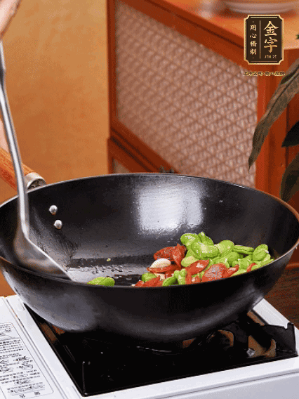 再放入蠶豆翻炒，加一點(diǎn)點(diǎn)醬油調(diào)味