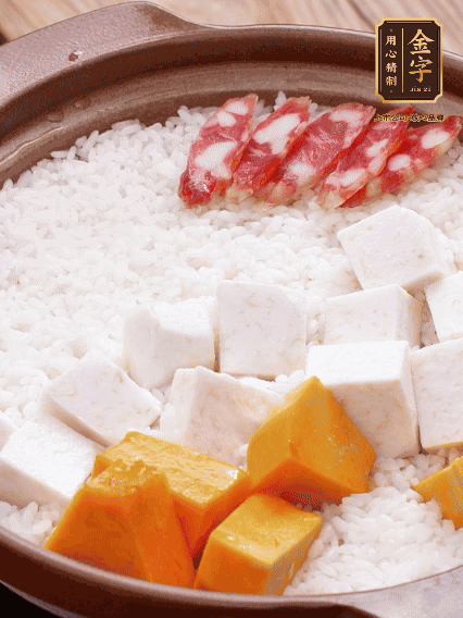 砂鍋涂油，放入泡好的大米。鋪上芋頭、南瓜，倒入開水剛好沒過，中火煮到水收干