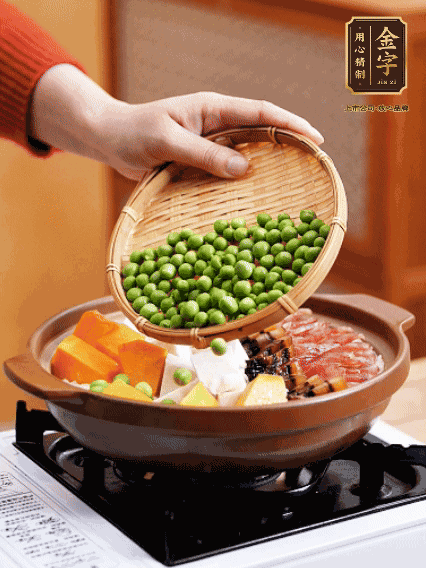 再鋪上臘腸、醬油肉、豌豆，小火煲6分鐘