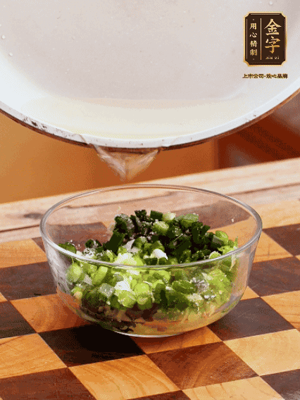 姜末、蔥末加鹽，潑熱油做成蔥姜醬